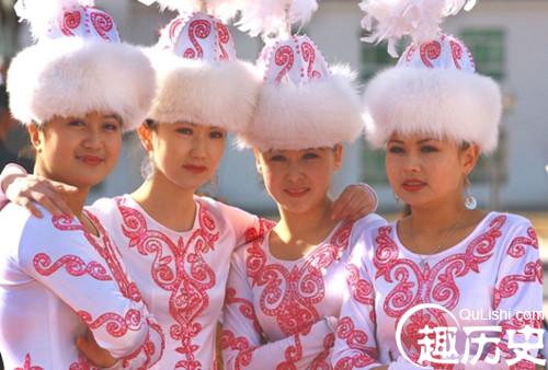 柯尔克孜族的服饰 柯尔克孜族穿什么衣服？